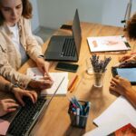 Studenter med laptops