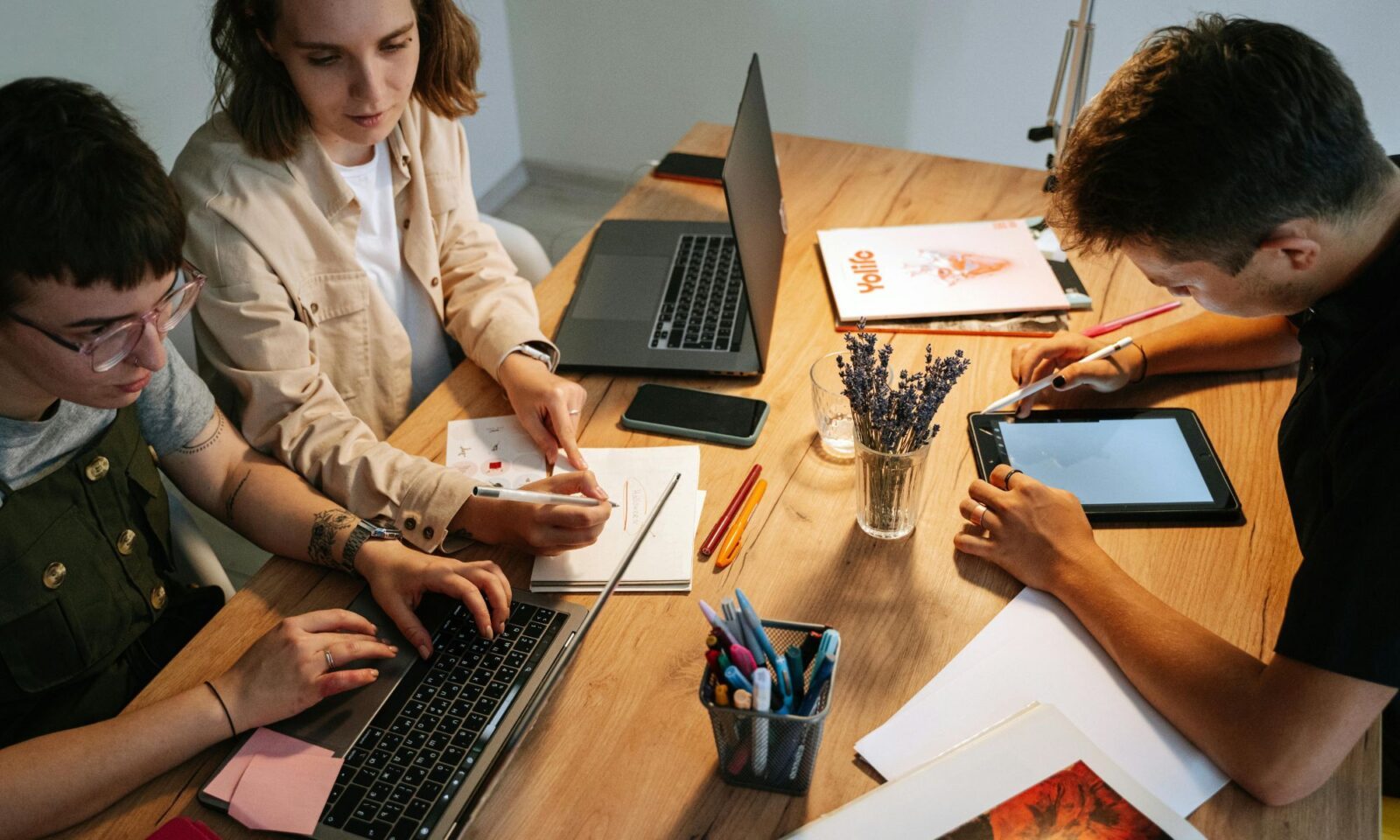 Studenter med laptops