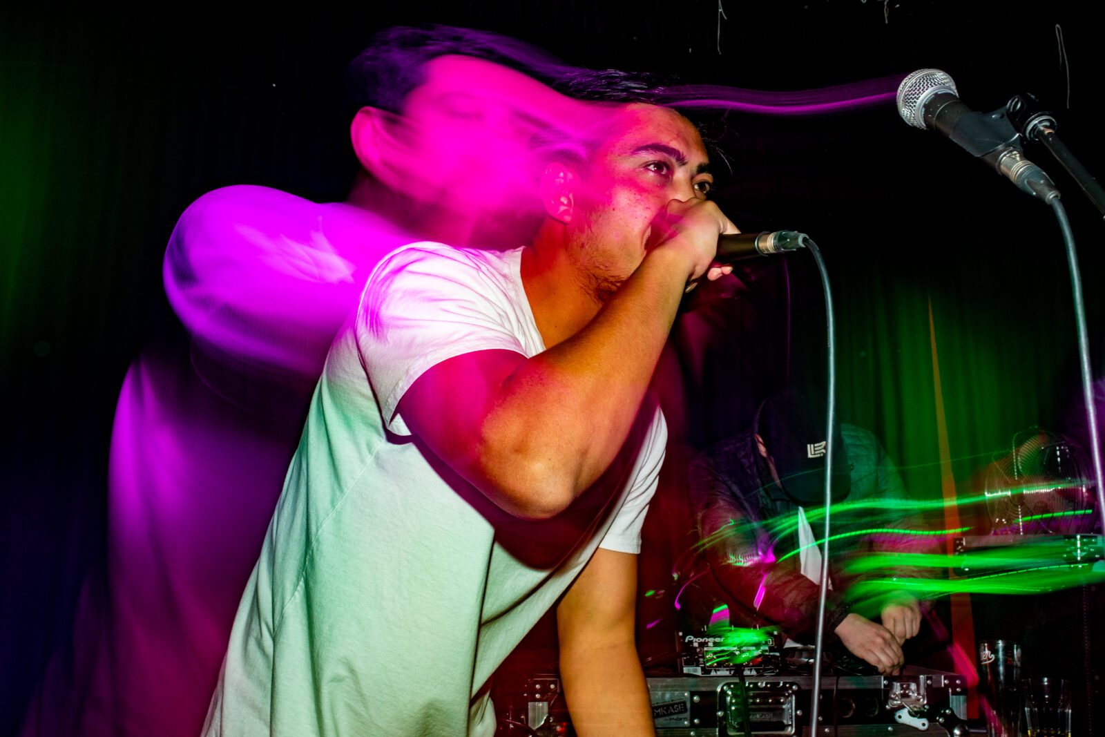 Sångsolist med mikrofon på BIMM