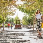 Tjej skejtar på De Anza campus