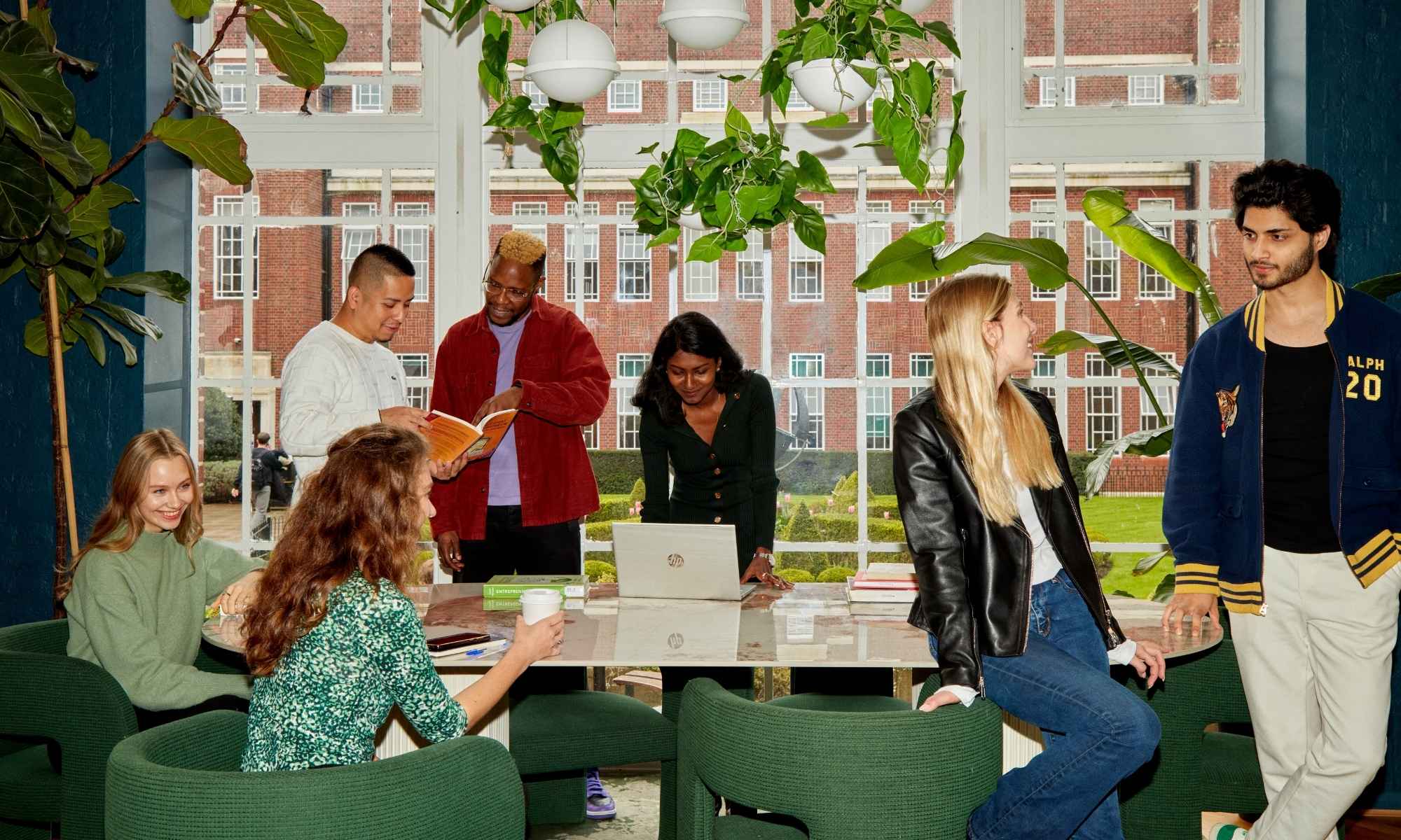 klasskamrater studerar