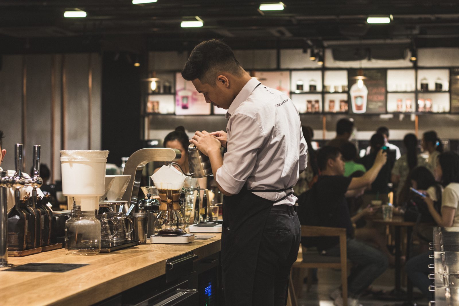 student arbetar utomlands som barista