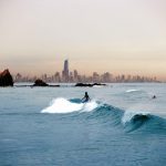 studera i australien, studera utomlands, gold coast, Bond University, ansök via blueberry.nu, surfer, night, lights,