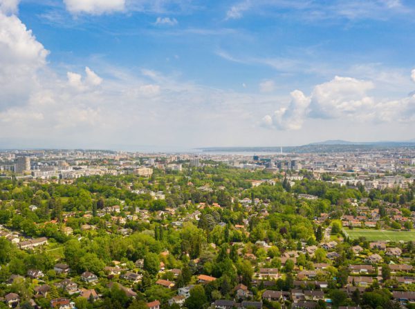 Studera utomlands i natursköna Schweiz och Geneva. Ansök till Geneva Business School via Blueberry.nu