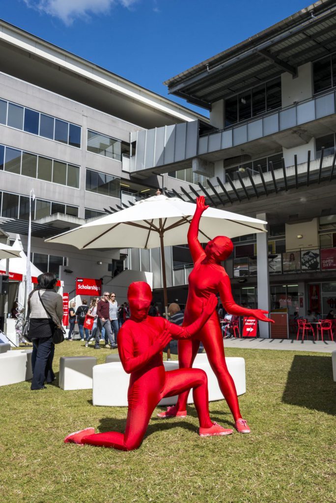 Studera utomlands i Australien, Queensland, Griffith University, Brisbane, Gold Coast, utlandsstudier, ansök via blueberry.nu, röda personer,