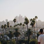 Kille blickar ut över palmer och skyskrapor