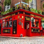 Utsidan av en röd pub i Dublin