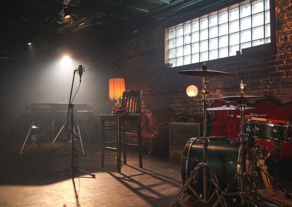 Musik studio i ett mörkt rum med ett litet fönster