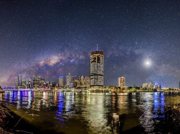 Vy över Sydney under en lysande stjärnhimmel