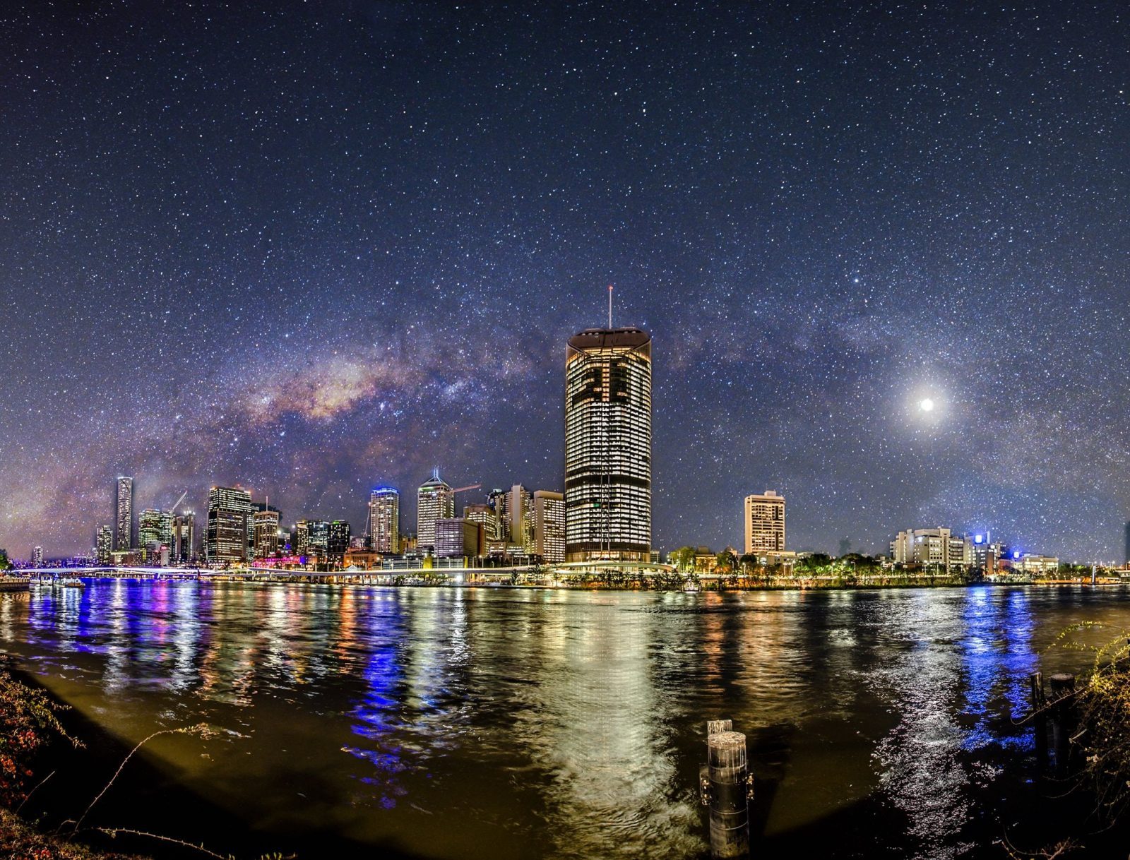 Vy över Sydney under en lysande stjärnhimmel
