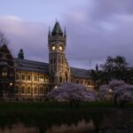 Kvällsbild av klocktornet i University of Otago i Dunedin, Nya Zeeland