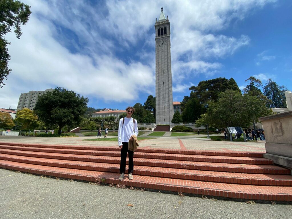 Studenten David bredvid klocktornet på UC Berkeley