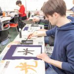 En skolklass som lär sig japansk kalligrafi