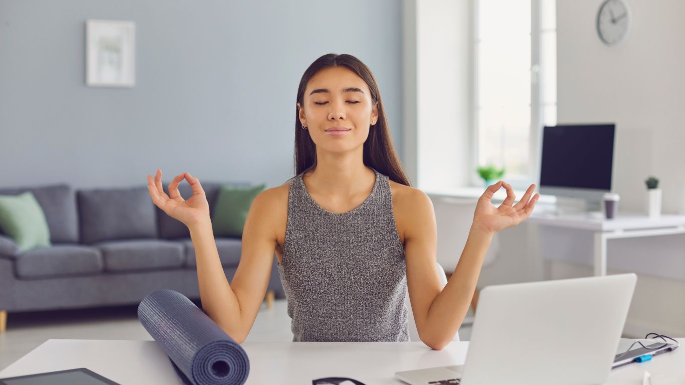 tjej som balanserar yoga och jobb