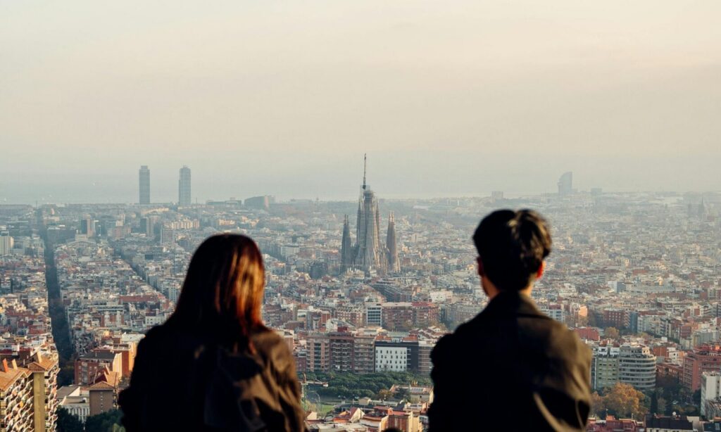 Två vänner med utsikt över Barcelona