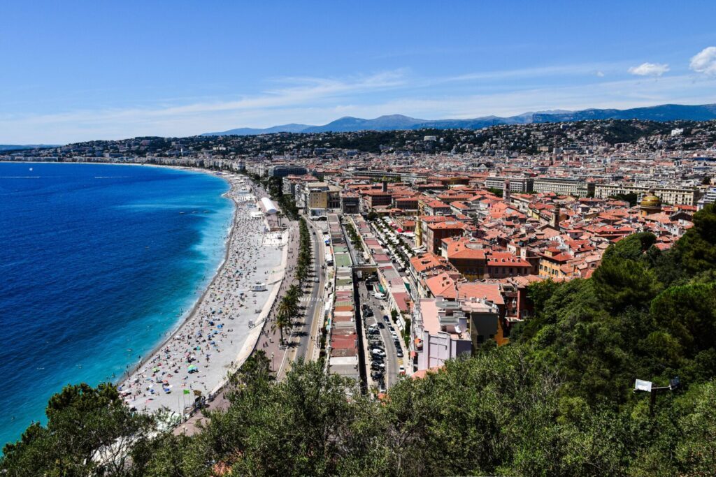 Bild över byggnader och kustlinje i Nice